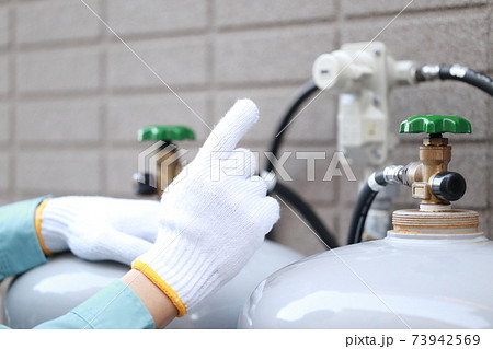 プロパンガスのボンベを点検する作業員 73942569