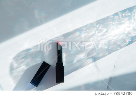 リップメイクの赤い口紅・化粧品・コスメ リップメイクの赤い口紅・化粧品・コスメ 73942780