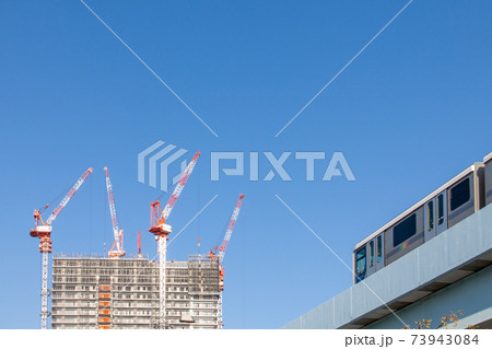 建設工事中の高層ビルと高架鉄道 建設工事中の高層ビルと高架鉄道 73943084