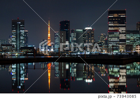 水面に反射する東京タワーと高層ビル群の夜景 水面に反射する東京タワーと高層ビル群の夜景 73943085
