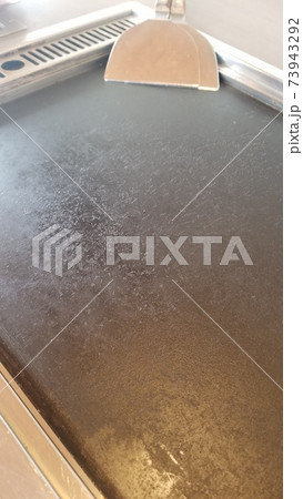 何ものっていないヘラと鉄板 73943292