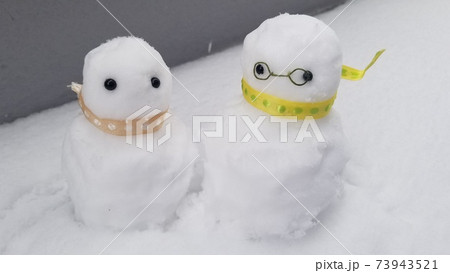 カップル雪だるまマフラーとメガネあり 73943521