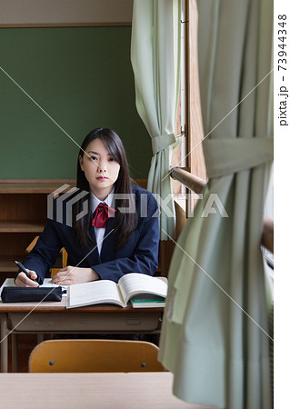 教室で勉強をする高校生　女子高生　受験生 73944348