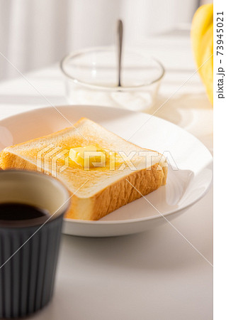 朝食　食パン　コーヒー 73945021
