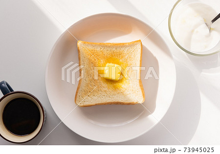 朝食　食パン　コーヒー 73945025