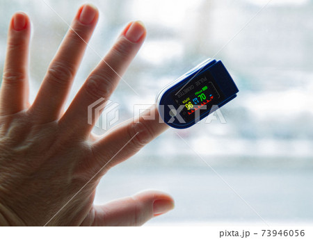pulsoxymeter on the finger of the hand 73946056