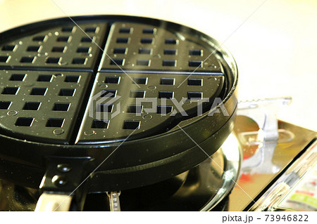 直火用ワッフルメーカーでワッフル作り 直火用ワッフルメーカーでワッフル作り 73946822