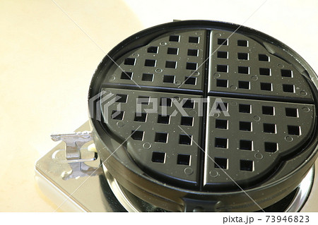 直火用ワッフルメーカーでワッフル作り 直火用ワッフルメーカーでワッフル作り 73946823