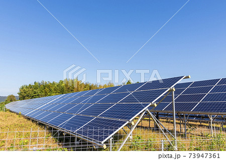 太陽光発電システムと青空 太陽光発電システムと青空 73947361