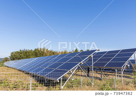 太陽光発電システムと青空 太陽光発電システムと青空 73947362