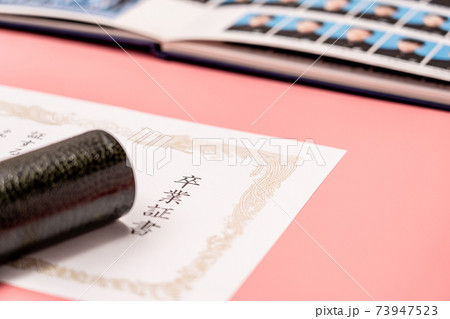 卒業証書と丸筒と卒業アルバム 卒業証書と丸筒と卒業アルバム 73947523