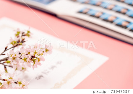 卒業証書と卒業アルバム 73947537