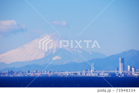 横浜みなとみらい越しの富士山（アクアラインの海ほたるから） 73948334