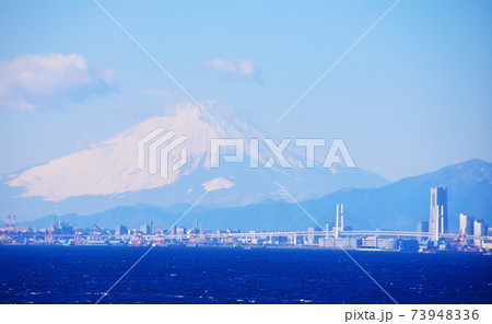 横浜みなとみらい越しの富士山(アクアラインの海ほたるから) 横浜みなとみらい越しの富士山(アクアラインの海ほたるから) 73948336