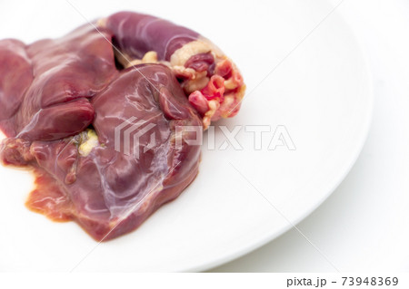 白い皿に乗せた鶏レバー　鳥の肝と心臓　 73948369