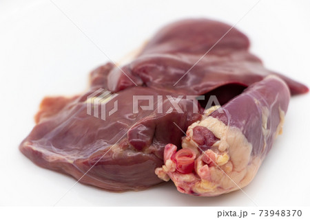 白い皿に乗せた鶏レバー 鳥の肝と心臓 白い皿に乗せた鶏レバー 鳥の肝と心臓 73948370