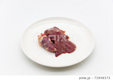 白い皿に乗せた鶏レバー 鳥の肝と心臓 白い皿に乗せた鶏レバー 鳥の肝と心臓 73948373