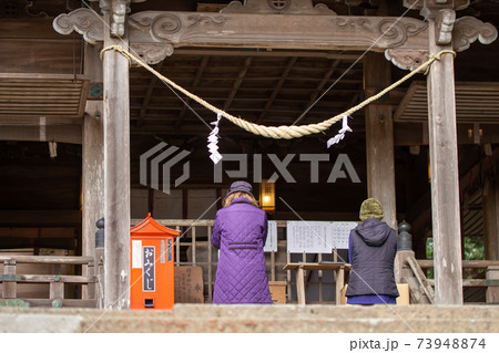 神社に参拝する女性 神社に参拝する女性 73948874