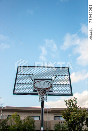 住宅街の中のバスケットコート 73949001
