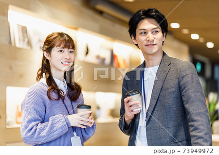 オフィスで休憩中にコーヒーを飲む男女 73949972