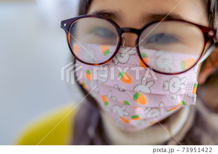 マスクでメガネが曇った子供 73951422