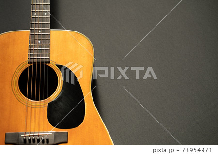 アコースティックギター黒背景 の写真素材