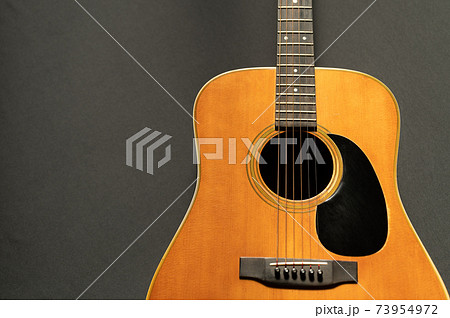 アコースティックギター黒背景 の写真素材