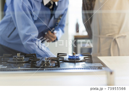 ガスコンロを点検する作業着の男性 ガスコンロを点検する作業着の男性 73955566