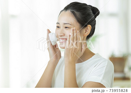 洗顔をする若い女性 洗顔をする若い女性 73955828