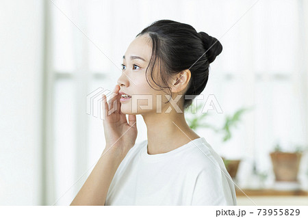 若い女性のスキンケア 73955829