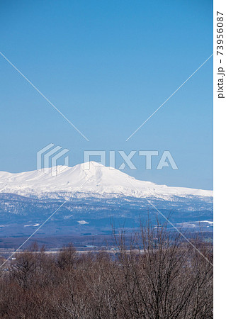 春の晴れた日の雪山と青空　大雪山 73956087