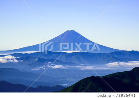 快晴の空と御坂の山並みと雲海 快晴の空と御坂の山並みと雲海 73956441