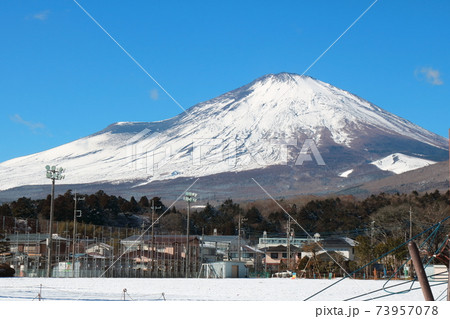 小山町からの白い雪被ったきれいな富士山 73957078