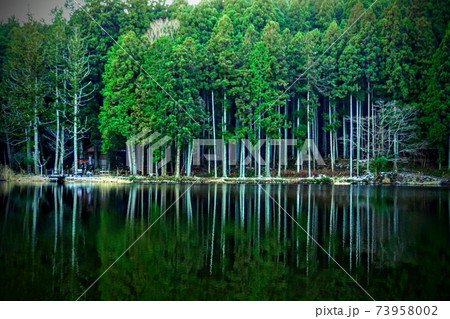 神秘的な鏡池 龍王ヶ淵 神秘的な鏡池 龍王ヶ淵 73958002