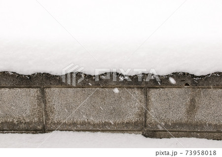 冬、北国、雪、積雪、北海道、雪景色、ブロック塀、塀、降雪 73958018