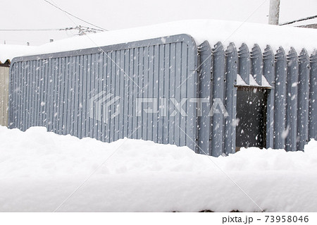 車庫 冬 雪 積雪 カーポート 降雪 冬景色 雪景色 北海道 住宅の写真素材