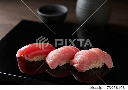本鮪 赤身、中トロ、大トロの握り 本鮪 赤身、中トロ、大トロの握り 73958108