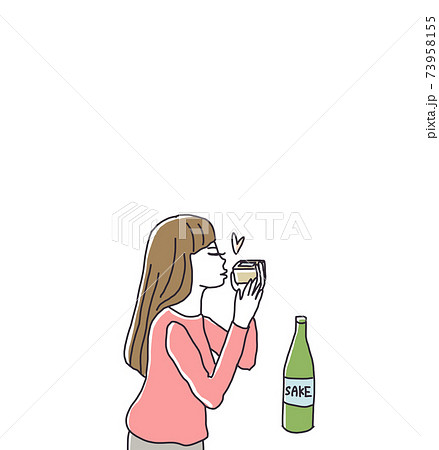 枡酒を飲む女性　素材 73958155