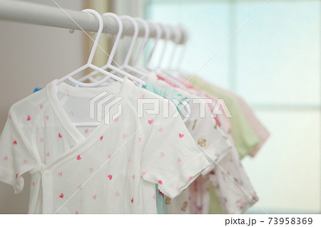 ベビー服を洗濯機で水通しして出産準備をする ベビー服を洗濯機で水通しして出産準備をする 73958369