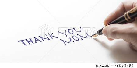 Thank You Momのメッセージを書いている手の写真素材