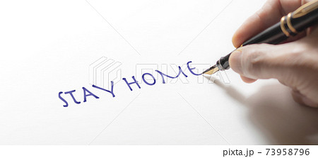 STAY HOME のメッセージを書いている手 73958796