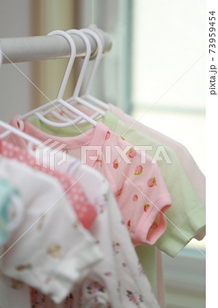 ベビー服を洗濯機で水通しして出産準備をする ベビー服を洗濯機で水通しして出産準備をする 73959454