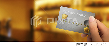 お店でクレジットカード決済するイメージの写真素材