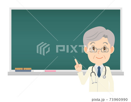 黒板で説明をする白衣の男性医師 73960990
