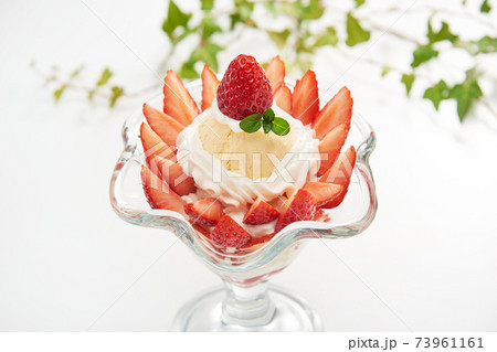 イチゴパフェ 73961161