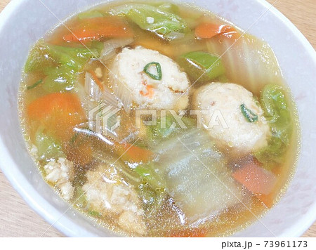 白菜たっぷり♪家庭の鶏団子スープ 白菜たっぷり♪家庭の鶏団子スープ 73961173