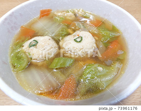 白菜たっぷり♪家庭の鶏団子スープ 白菜たっぷり♪家庭の鶏団子スープ 73961176
