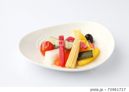 野菜のピクルス 酢漬け 白背景 73961727