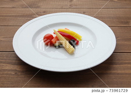 野菜のピクルス 酢漬け 木のテーブル 野菜のピクルス 酢漬け 木のテーブル 73961729