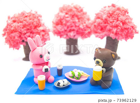 お花見をするくまちゃんとうさぎちゃんの写真素材 [73962129] - PIXTA